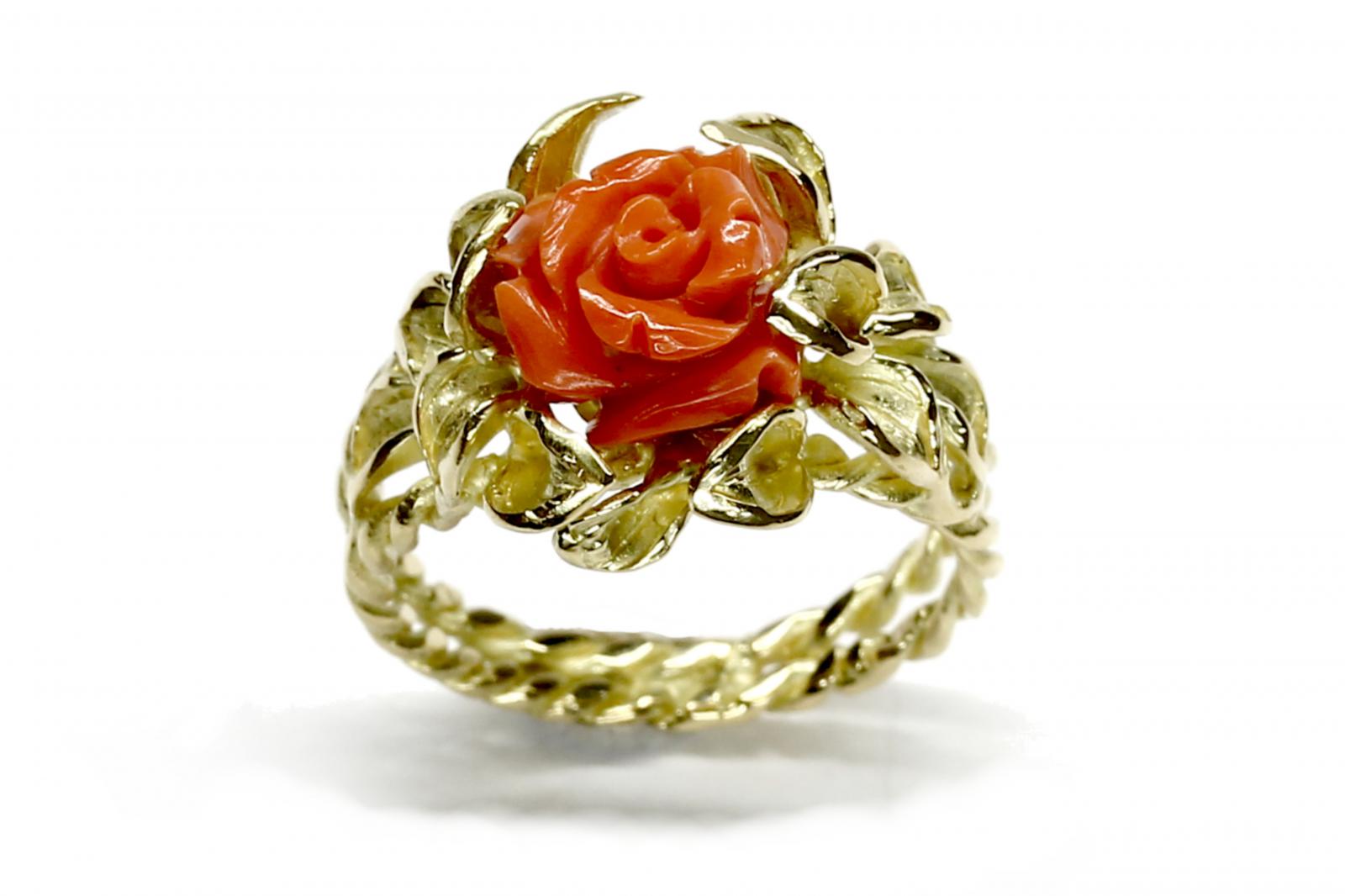 Anello con rosa di corallo on sale