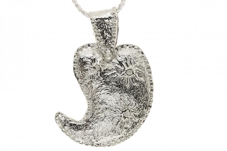 Ciondolo in argento brunito con perla e corallo