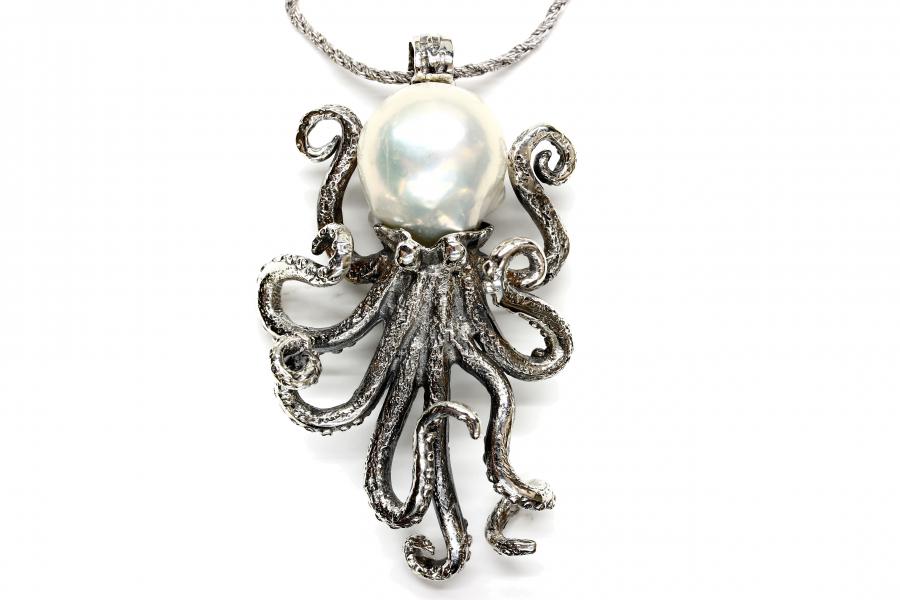 Ciondolo in argento rodiato nero con calcedonio