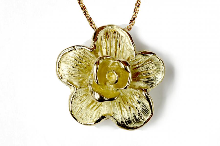 Ciondolo in oro fiore di madreperla