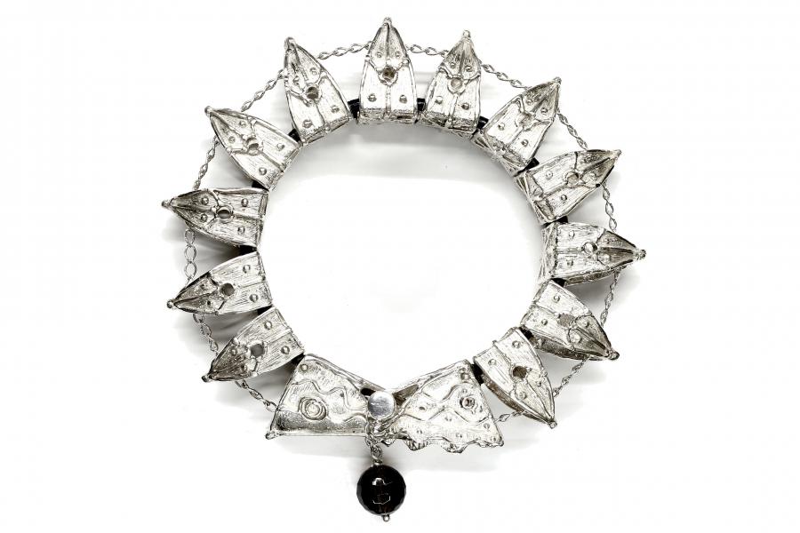 Bracciale in oro zaffiri, smeraldi e rubini