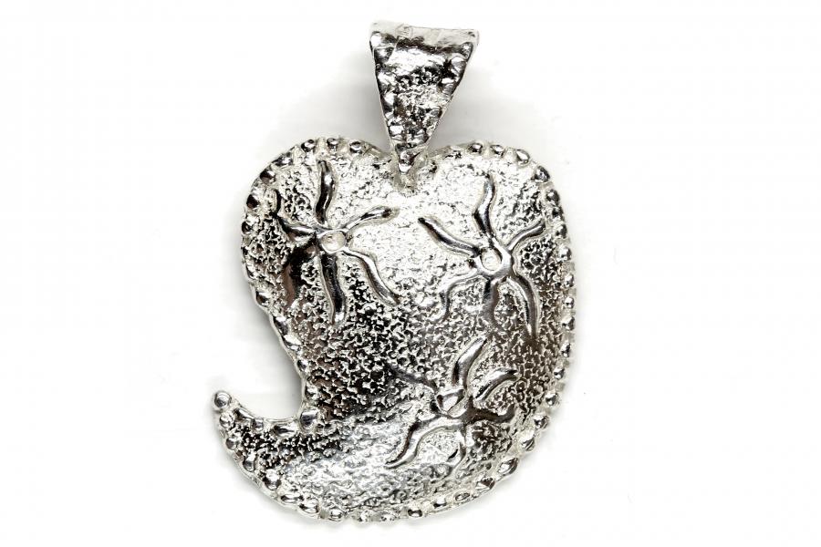 Ciondolo in oro composizione foglie con pietre