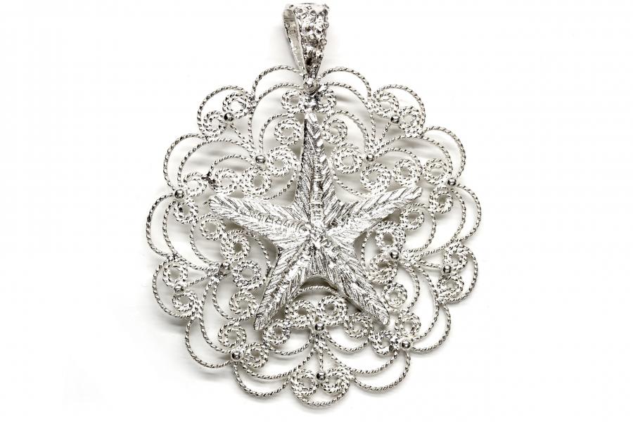 Ciondolo in oro composizione foglie con pietre