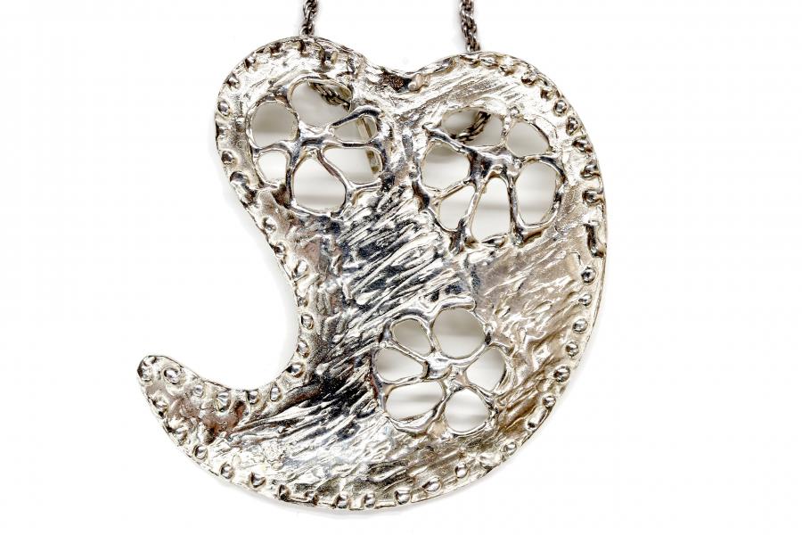 Ciondolo in oro iniziale con pietre semipreziose