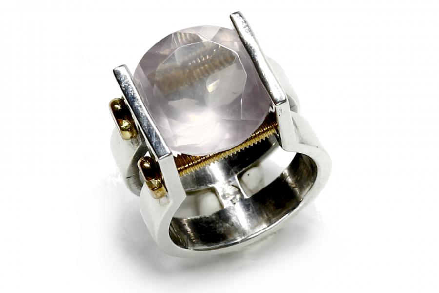 Anello in oro con tre tormaline cabochon