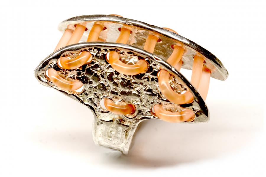 Anello in oro giallo e bianco con zaffiro e diamanti