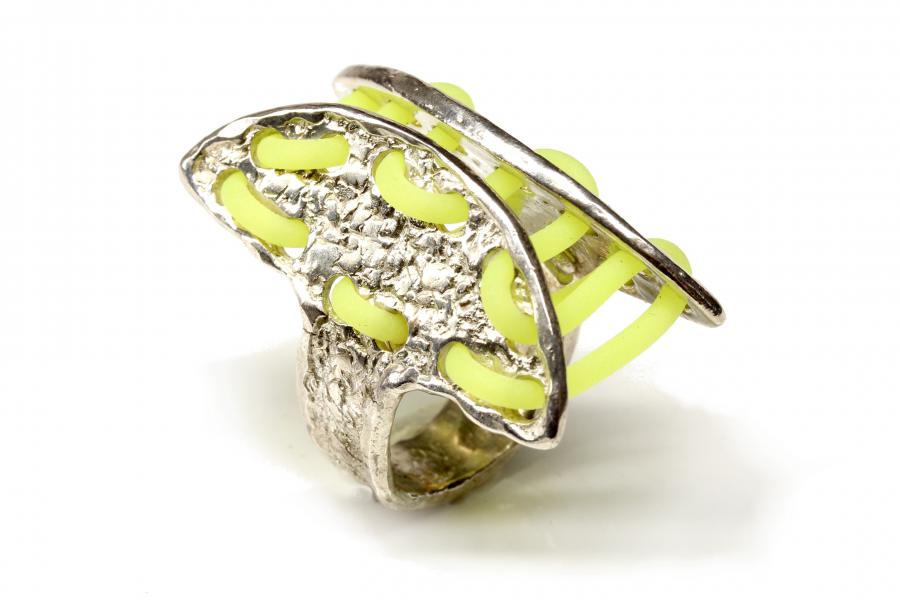 Anello in oro giallo e bianco con zaffiro e diamanti