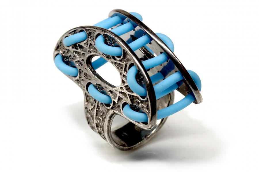 Anello in oro bianco con zaffiro