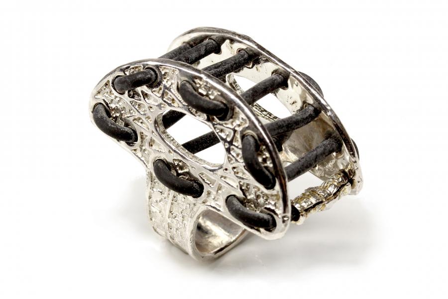 Anello in argento rodiato nero e calcedonio