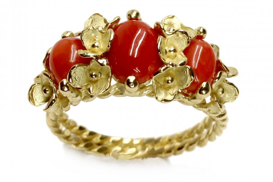 Anello in oro bianco con rosa di corallo nero e diamanti