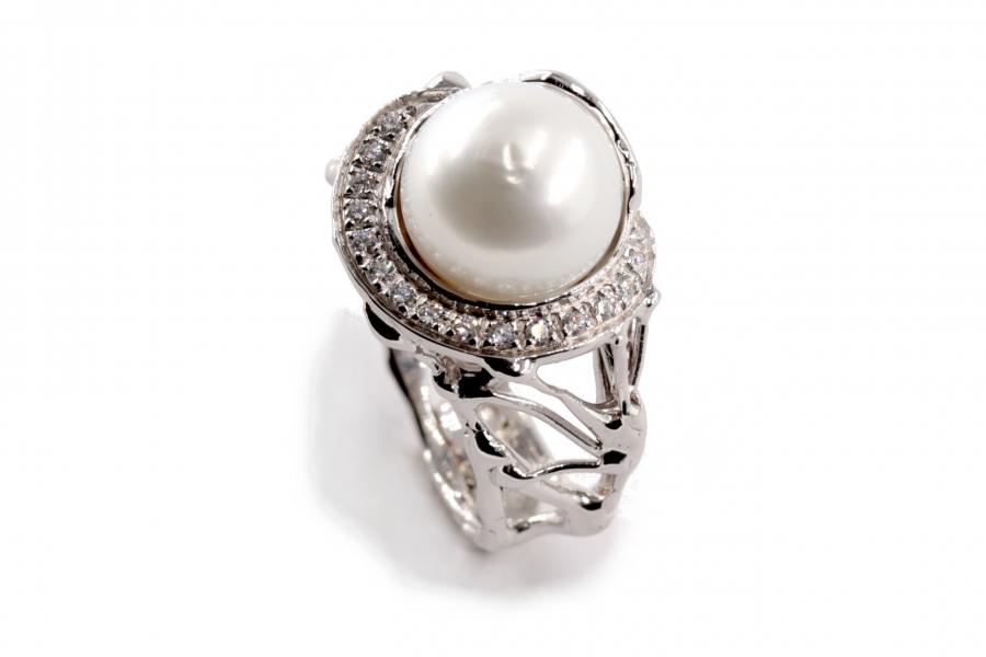 Anello in oro giallo e bianco con zaffiro e diamanti