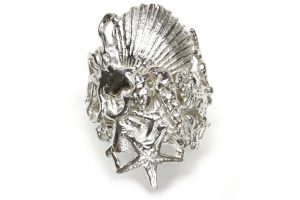 Anello in argento con composizione di conchiglie, cavalluccio marino, polpo