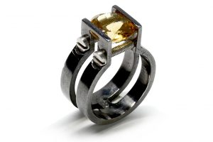 Anello in argento rodiato nero con quarzo citrino