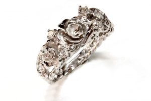 Anello in oro bianco tre roselline e brillanti