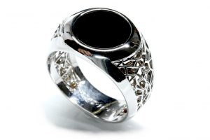 Anello in oro bianco con onice