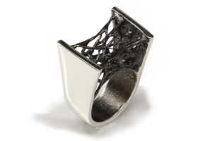 Anello in argento e argento brunito