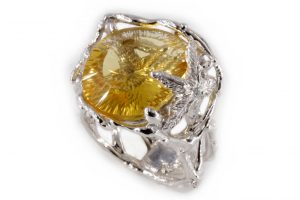 Anello in oro bianco con quarzo citrino e diamanti