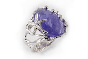 Anello in oro bianco con tanzanite cabochon e diamanti