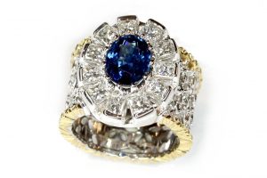 Anello in oro bianco e giallo con zaffiro e diamanti