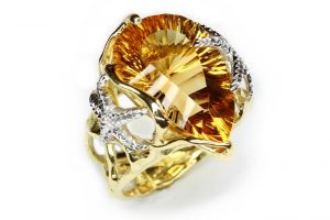 Anello in oro giallo e bianco con quarzo citrino e diamanti