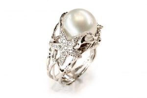 Anello in oro bianco con perla australiana e diamanti