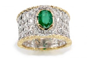 Anello in oro giallo e bianco con smeraldo e diamanti