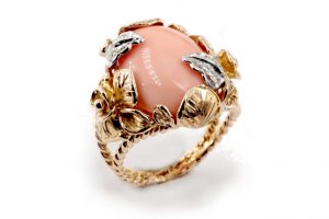 Anello in oro rosa e bianco con corallo e brillanti