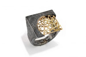 Anello Under the Skin, Quadrato