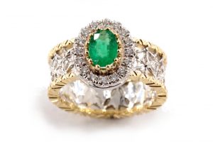 Anello in oro giallo e bianco con smeraldo e diamanti