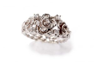 Anello in oro bianco con diamanti