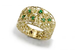 Anello in oro con smeraldi