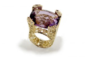 Anello in oro con ametista e diamanti