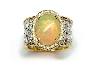 Anello in oro giallo e bianco con opale e diamanti