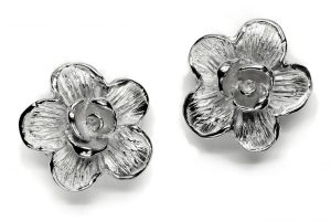 Orecchini in oro bianco con fiorellini