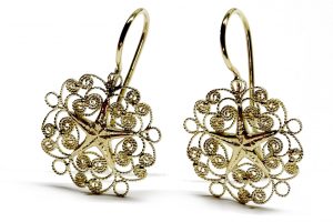 Orecchini a monachina in oro con piccole Pescarine