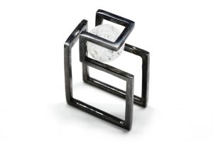 Anello in argento rodiato nero con sfera di quarzo