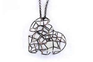 Collana in argento rodiato nero con quarzo