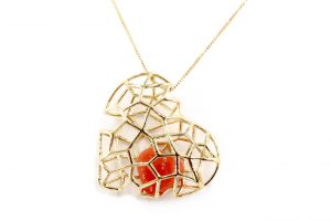 cuore intra con cuore corallo/pietra