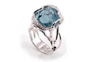 Anello in oro bianco con acquamarina e diamanti