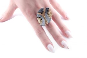 Anello in oro e argento brunito