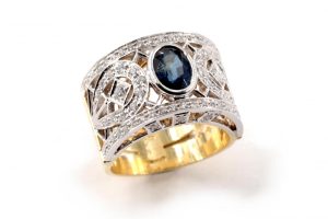 Anello in oro giallo e bianco con zaffiro e diamanti