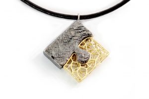 Collana in oro e argento brunito