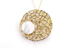 Collana con ciondolo in oro e madreperla