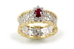 Anello in oro giallo e bianco con rubino e diamanti